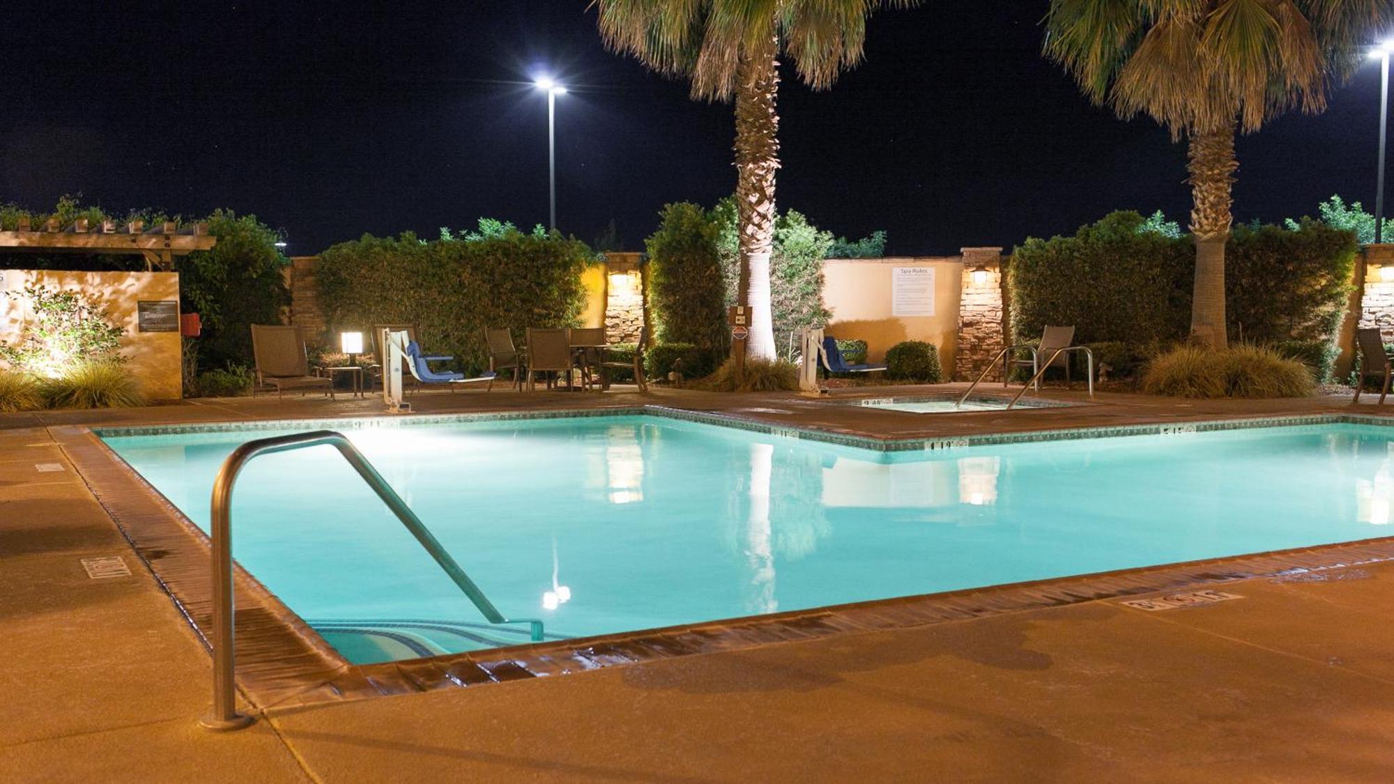 Holiday Inn Express Turlock By Ihg Exterior foto