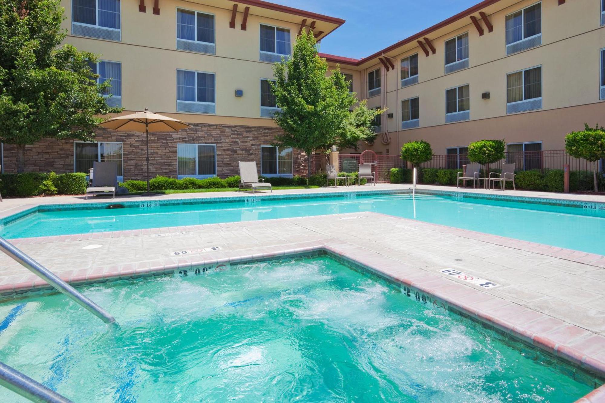 Holiday Inn Express Turlock By Ihg Exterior foto